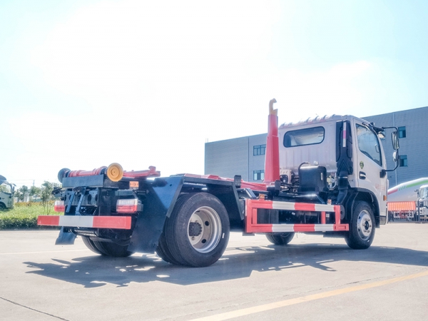 東風(fēng)大多利卡7方勾臂垃圾車